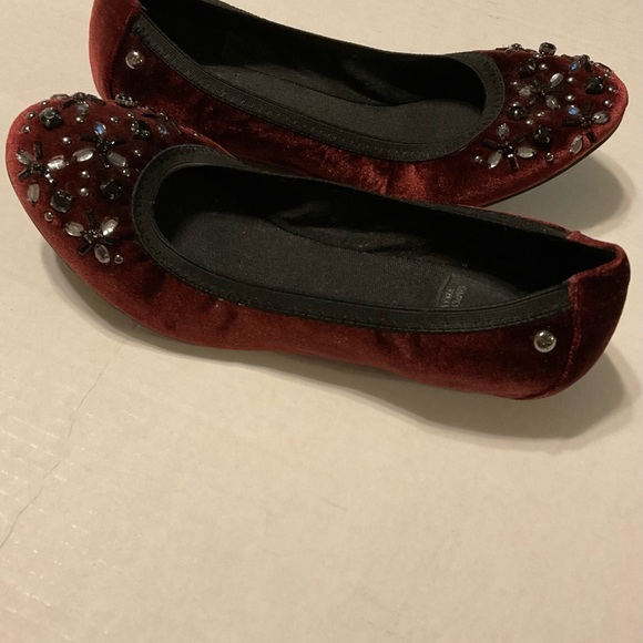 Simply Vera Vera Wang Burgundy Flats with Short Heels with Rhinestones - Picture 3 of 5